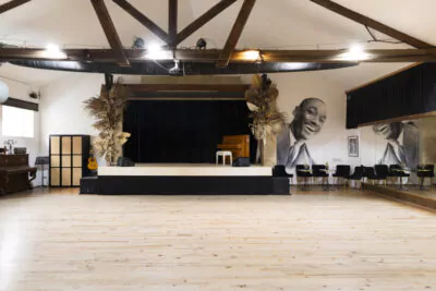 Grande salle de danse avec scène — Studio Hop