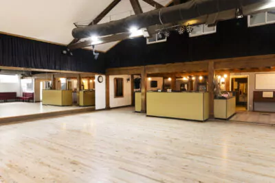 Grande salle avec bar