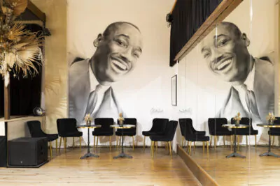 Salle avec portrait mural